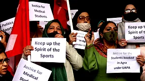 کشمیری طلبا کے خلاف درج مقدموں کی منسوخی کا مطالبہ کرتے ہوئے نیشنل کانفرنس کی خواتین وِنگ کا احتجاج