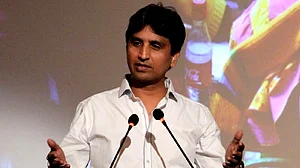 کمار وشواس کی حفاظت پر مامور سی آر پی ایف اہلکاروں کو ہٹایا گیا، مار پیٹ کے واقعے کے بعد کارروائی