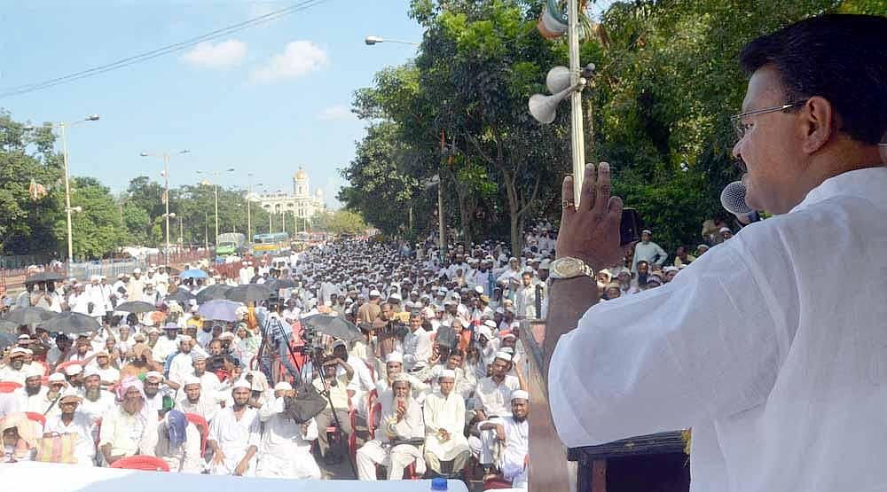 فائدہ مسلم نام کا اور اسلام کو بدنام بھی کرتے ہیں ، ریاستی وزیر فرہاد حکیم کے بیان پر غصہ