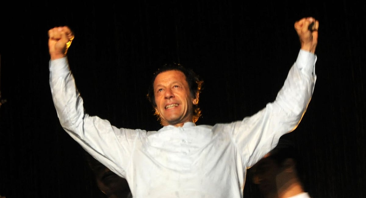 پاکستان میں سیاسی ماحول گرم، عمران خان بیک فٹ پر، ای وی ایم پر سوال