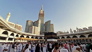 مکہ مکرمہ میں مسجد الحرام کی اوپری منزل سے ایک شخص نے لگا دی چھلانگ، اسپتال میں داخل