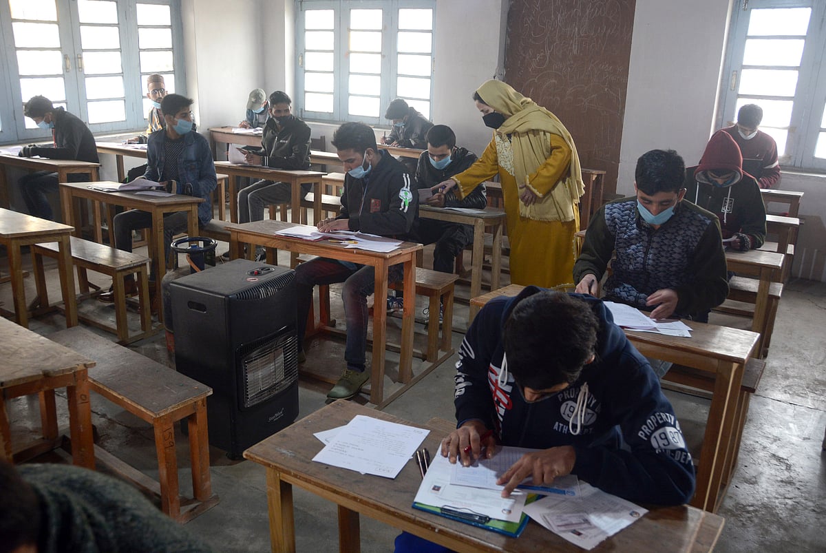 کشمیر میں کورونا اصولوں پر عمل در آمد کے درمیان دسویں جماعت کے سالانہ امتحانات شروع