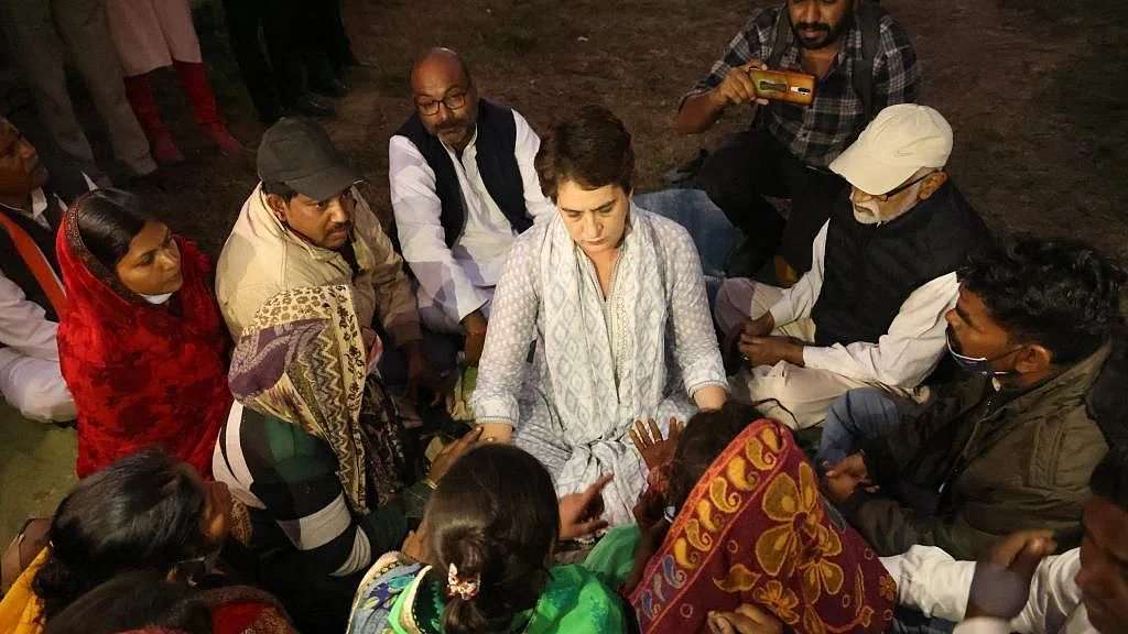 دلت کنبہ سے ملاقات کرتی ہوئیں پرینکا گاندھی
