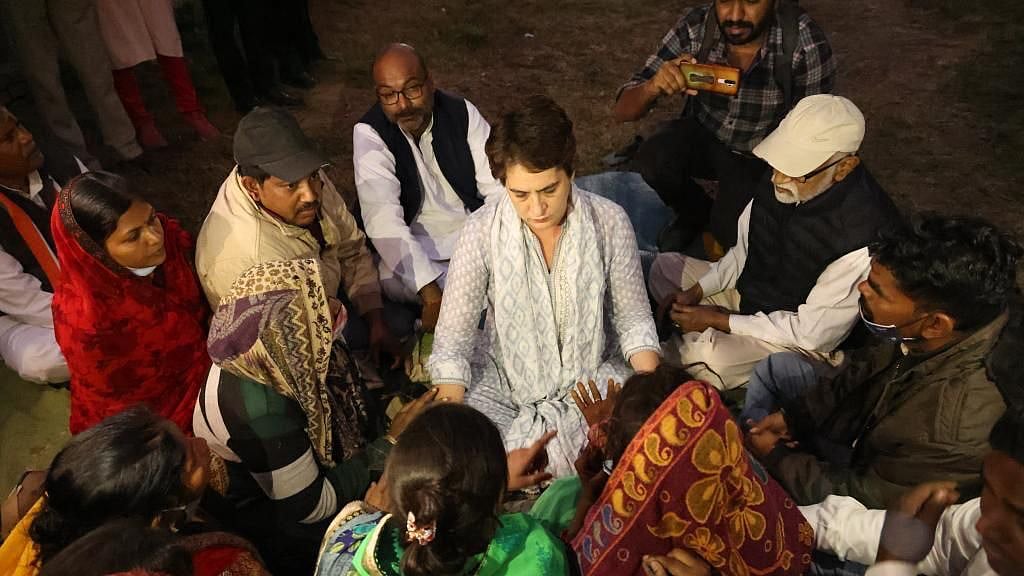 دلت کنبہ سے ملاقات کرتی ہوئیں پرینکا گاندھی