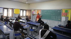 ڈیڑھ سال بعد اسکولوں اور کالجوں میں لوٹی رونق، سنیما ہال بھی آج سے پوری طرح کھل جائیں گے