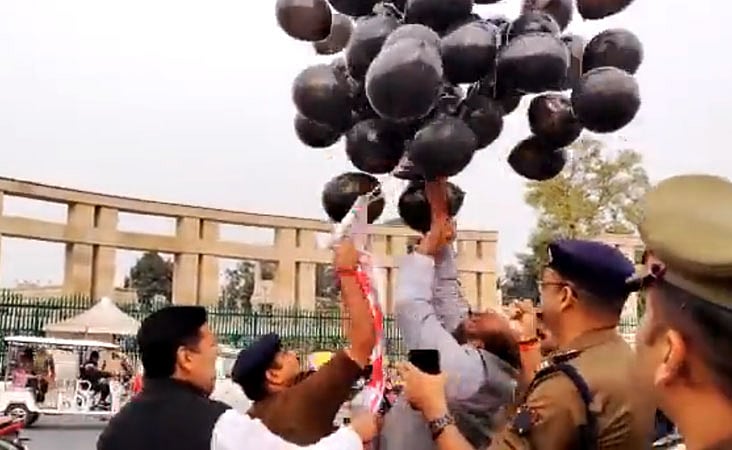کانگریس نے اسمبلی کے باہر سیاہ غبارے اڑا کر مرکزی وزیر ممکلت اجے مشرا کی برطرفی کا مطالبہ کیا