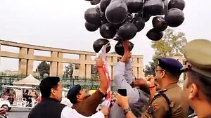 کانگریس نے اسمبلی کے باہر سیاہ غبارے اڑا کر مرکزی وزیر ممکلت اجے مشرا کی برطرفی کا مطالبہ کیا