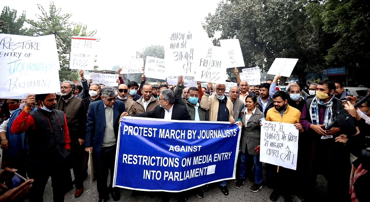 پارلیمنٹ میں داخلے پر عائد پابندی ہٹانے کو لے کر صحافیوں نے نکالا مارچ