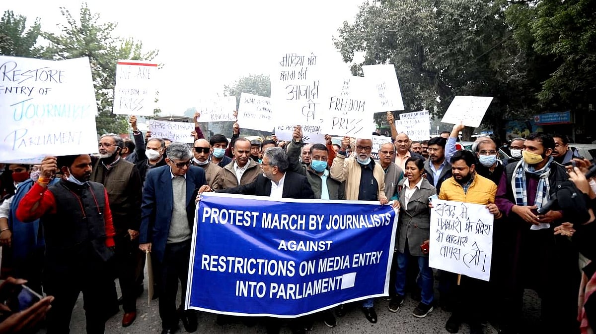 پریس کلب سے پارلیمنٹ ہاؤس تک مارچ نکالتے صحافی، تصویر قومی آواز/وپین