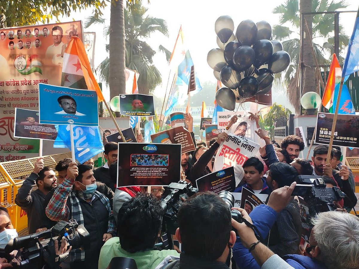 مرکزی وزیر مملکت اجے مشرا کے استعفیٰ کا مطالبہ کرتے ہوئے این ایس یو آئی کا مظاہرہ