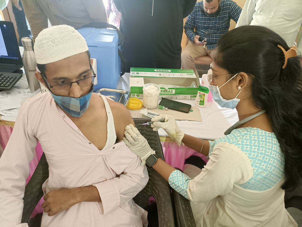 ممبئی: جامع مسجد میں منعقدہ ٹیکہ کاری کیمپ کے دوران بڑی تعداد میں غیر مسلم افراد کی ٹیکہ کاری