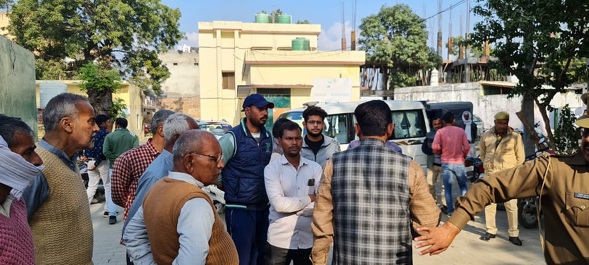ایک متاثرہ طالبہ میڈیا کے سامنے واقعہ ں تفصیل پیش کرتے ہوئے