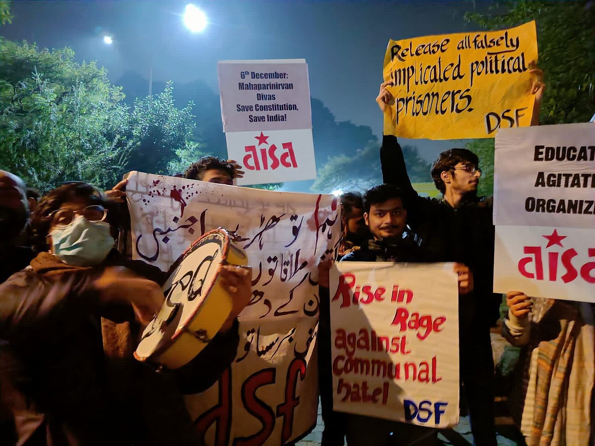 جے این یو طلبا یونین کا احتجاجی مظاہرہ، بابری مسجد کو پھر تعمیر کرنے کا مطالبہ