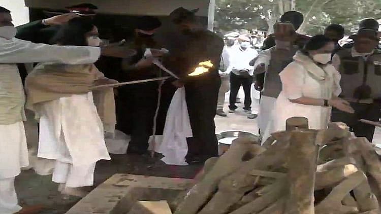 الوداع جنرل بپن راوت! پرنم آنکھوں کے ساتھ لوگوں نے لگایا ’جنرل راوت امر رہے‘ نعرہ