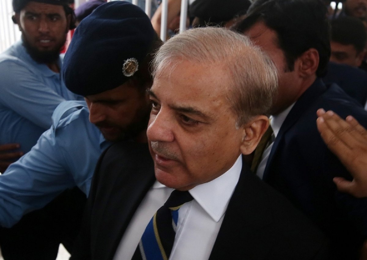ہندوستان کے خلاف ماحول بنانے ایران پہنچے پاکستانی وزیر اعظم شہباز شریف کو خامنہ ای نے غزہ معاملہ پر لگا دی پھٹکار!