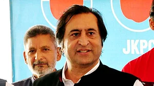 جموں و کشمیر میں باہر کے لوگوں کو ووٹنگ کا حق دینا تباہ کن ہوگا: سجاد لون