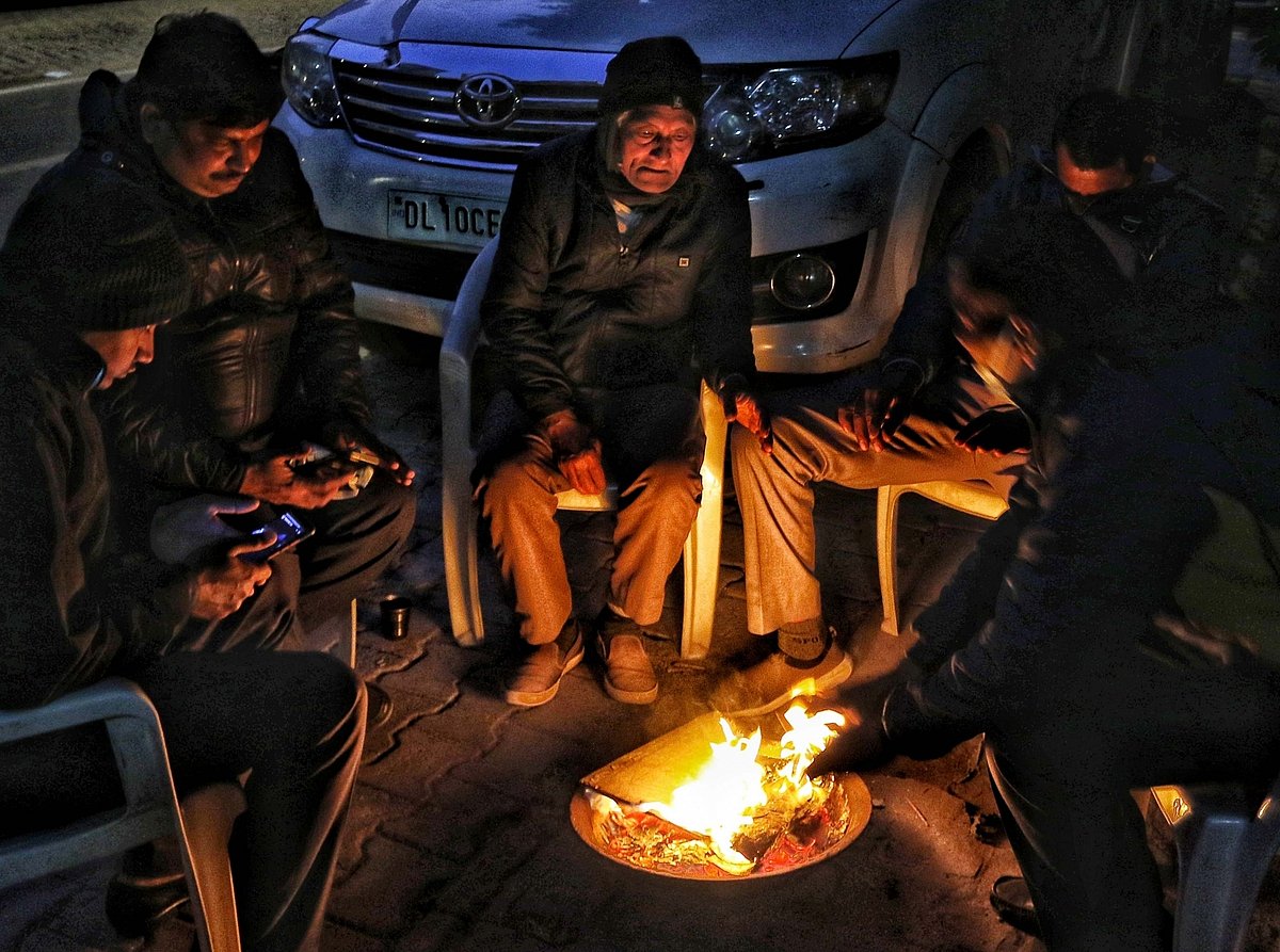 دہلی میں شدید سردی شروع، درجہ حرارت 6 ڈگری تک پہنچ گیا، ان ریاستوں میں بھی سردی میں اضافہ
