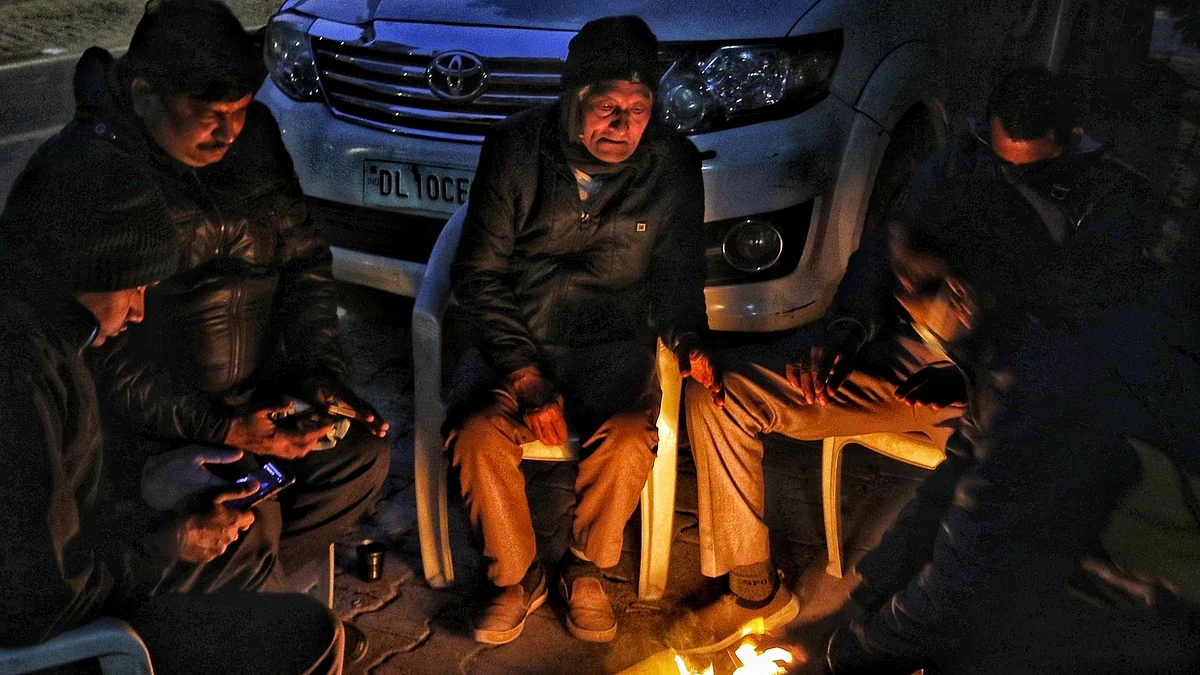 سردی میں خود کو گرم رکھنے کی کوشش
