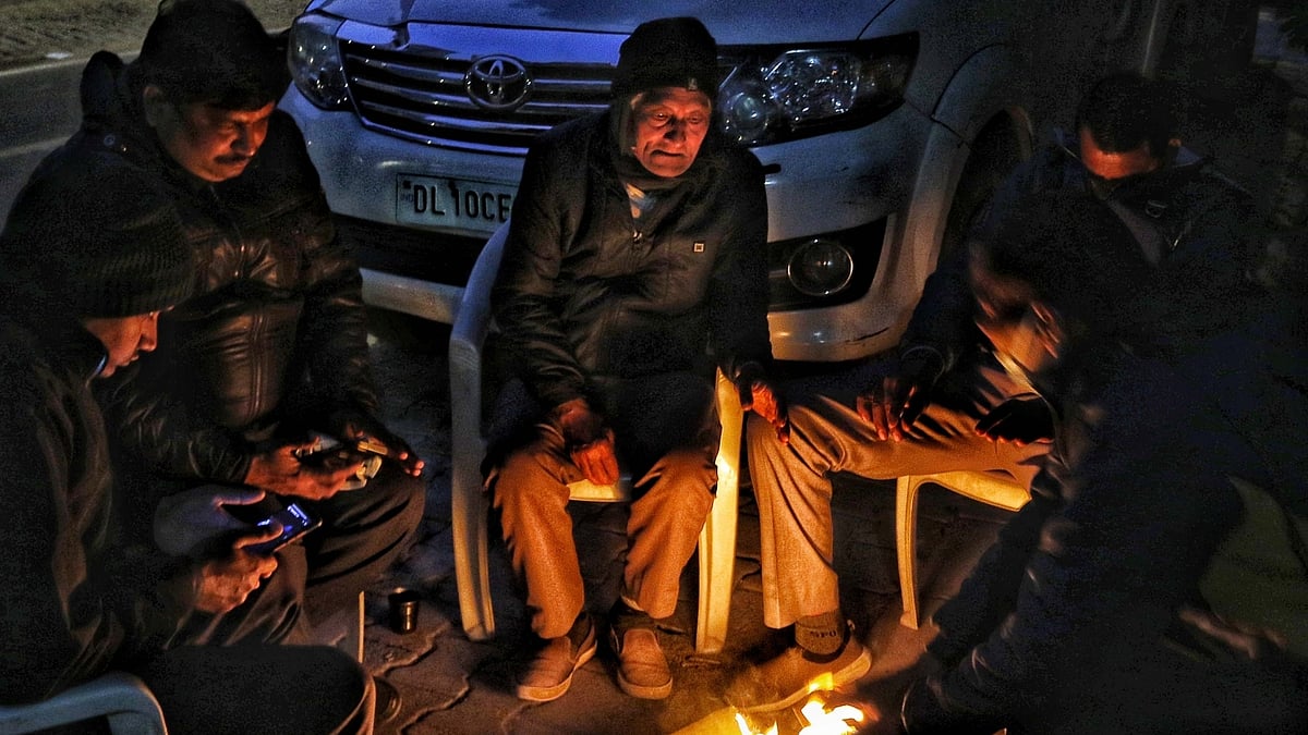 سردی میں خود کو گرم رکھنے کی کوشش