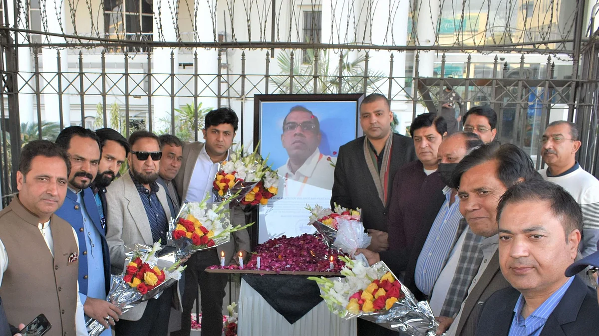 مقتول کو خراج عقیدت پیش کرتے سیالکوٹ چیمر آف کامرس اینڈ انڈسٹری کے ارکان / تصویر ٹوئٹر / @sccisialkot