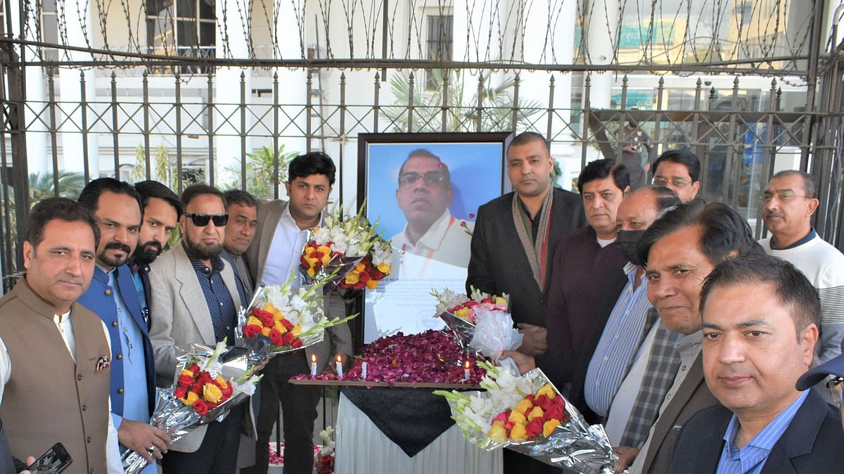 مقتول کو خراج عقیدت پیش کرتے سیالکوٹ چیمر آف کامرس اینڈ انڈسٹری کے ارکان / تصویر ٹوئٹر / @sccisialkot