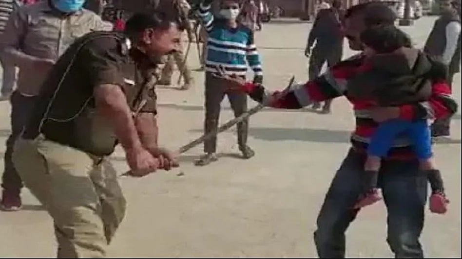 کانپور: گود میں بچے کو لئے والد پر لاٹھی چارج، تھانہ انچارج معطل، ورون گاندھی برہم
