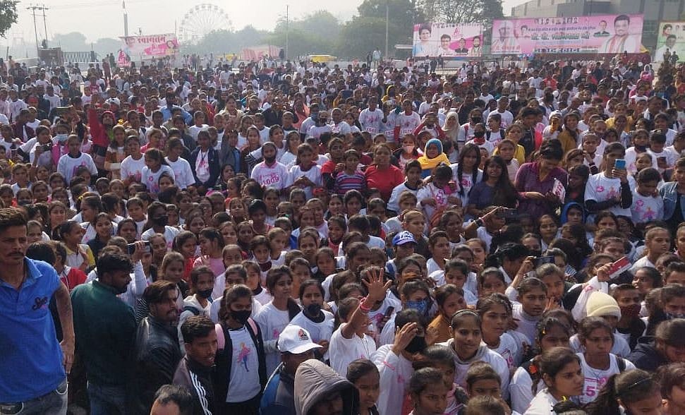 لکھنؤ: کانگریس ’خاتون میراتھن‘ میں امنڈا جم غفیر، ’لڑکی ہوں لڑ سکتی ہوں‘ کے فلک شگاف نعرے بلند