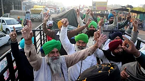 ٹیکری بارڈر: ہریانہ، پنجاب اور راجستھان کے کسان جشن مناتے ہوئے اپنے گھروں کو واپس