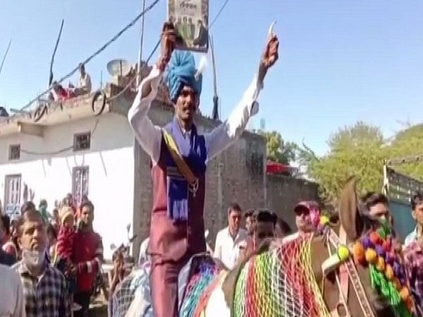 دلت دولہے کو گھوڑی پر چڑھنے سے روکا، تو پولیس فورس کے ساتھ ہاتھ میں آئین کی کتاب لے کر نکالی بارات