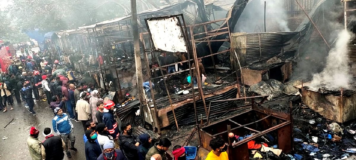 دہلی کے چاندنی چوک کی لاجپت رائے مارکٹ میں خوفناک آتشزدگی، 150 دکانیں خاکستر