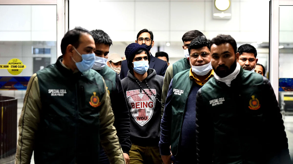 بُلی بائی ایپ کو بنانے کے ملزم نیرج بشنوئی کو گرفتار کر کے لے جاتے ہوئے دہلی پولیس کی اسپیشل ٹیم / Getty Images