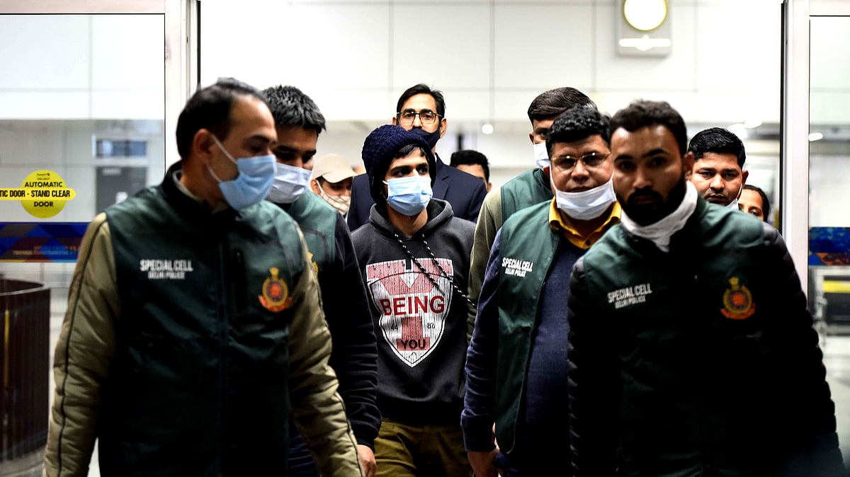 بُلی بائی ایپ کو بنانے کے ملزم نیرج بشنوئی کو گرفتار کر کے لے جاتے ہوئے دہلی پولیس کی اسپیشل ٹیم / Getty Images