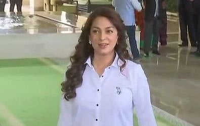 جوہی چاولہ کو راحت، دہلی ہائی کورٹ نے 5 جی پٹیشن کیس میں ہرجانے کی رقم کم کرکے 2 لاکھ روپے کی