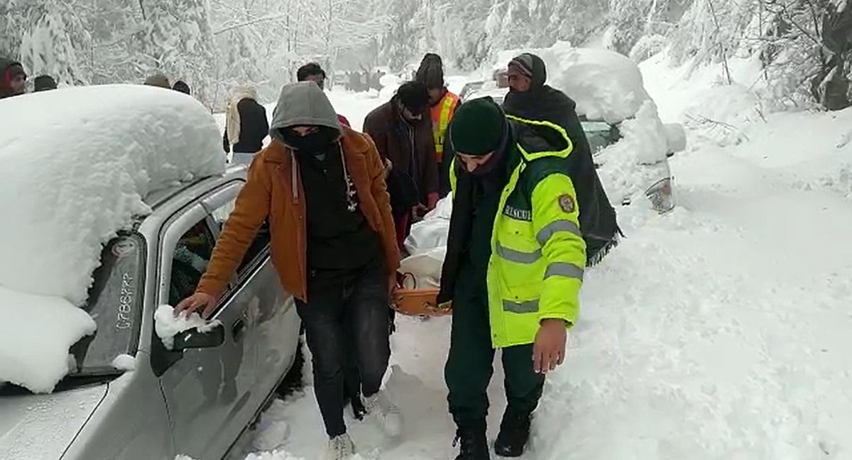 پاکستان کے مری میں برف باری کے سبب زبردست ٹریفک جام، 21 افراد ہلاک، ایمرجنسی نافذ