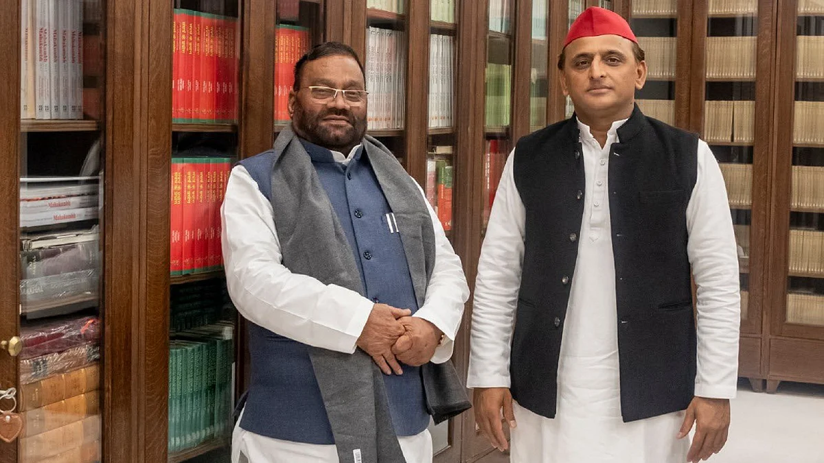 اکھلیش یادو ور سوامی پرساد موریہ، تصویر ٹوئٹر @yadavakhilesh