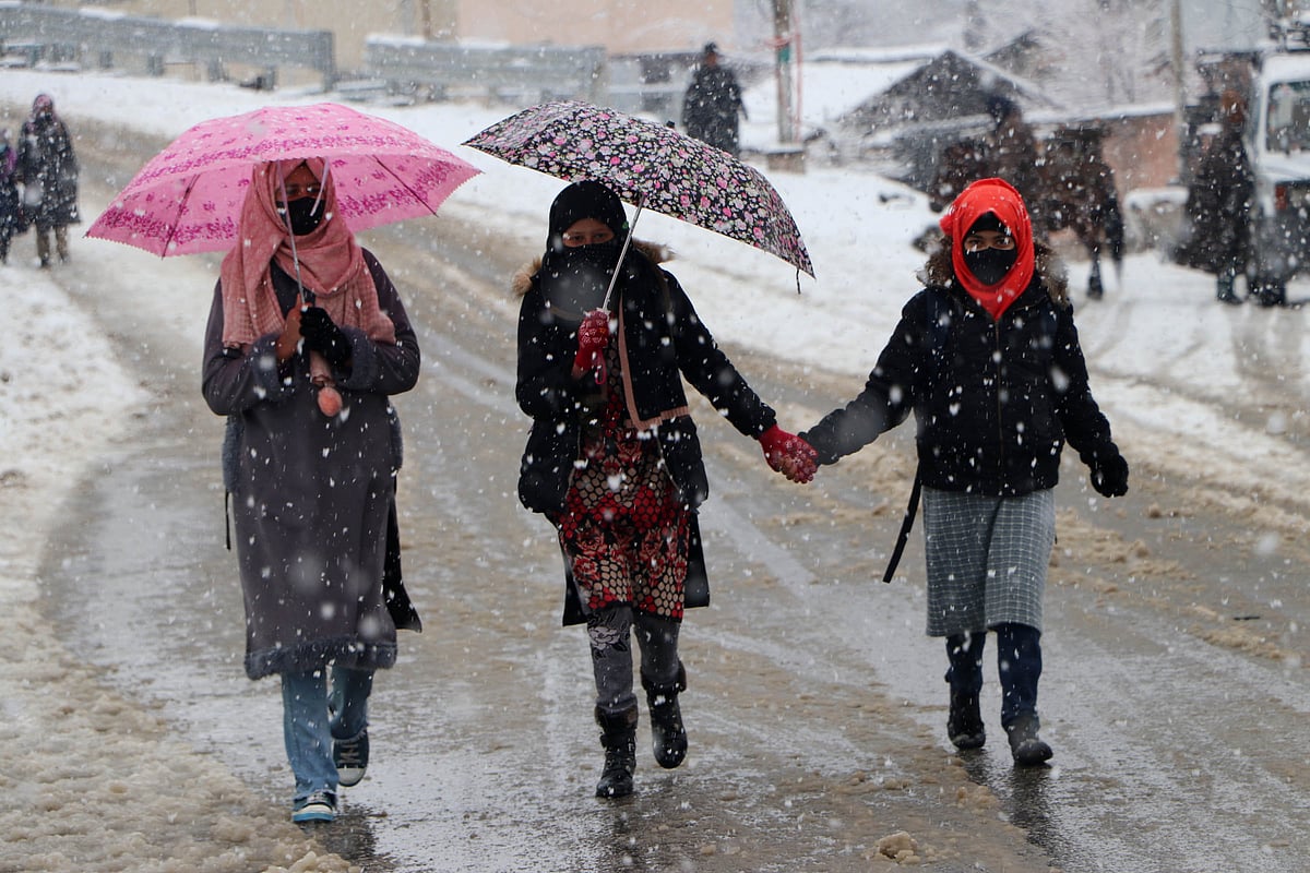 جموں و کشمیر میں موسم سرما کی آمد، بالائی علاقوں میں برف باری، میدانی علاقوں میں بارشوں کا امکان