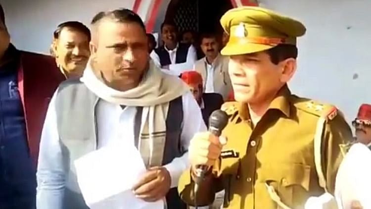 اتر پردیش: داروغہ جنگل نے بھرے جلسہ میں چھوڑی ملازمت، کہا ’بی جے پی والوں نے خون پی لیا‘