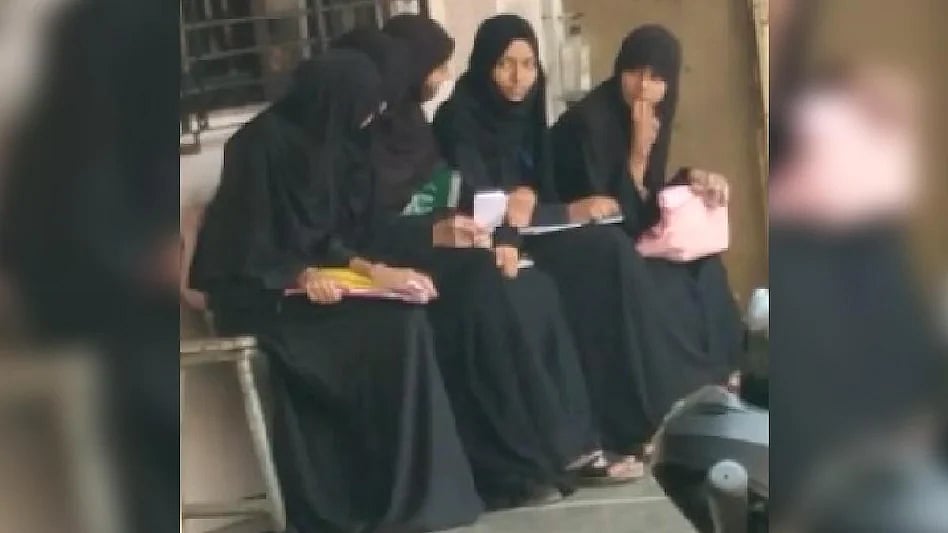 گجرات پہنچا حجاب تنازعہ: امتحان دینے کے لئے پہنچیں باحجاب مسلم طالبات کے خلاف وی ایچ پی کا احتجاج، 15 زیر حراست