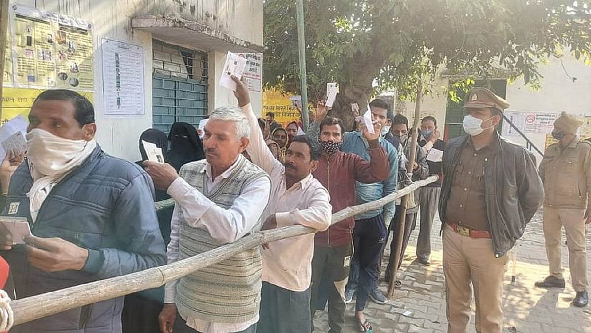 یوپی انتخاب: بجنور میں پولنگ بوتھوں کے باہر بھیڑ دیکھ کر سیاسی پنڈت حیران