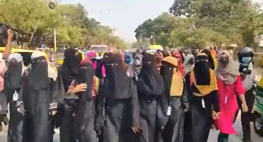 تمکور میں احجاج کرتیں مسلم طالبات