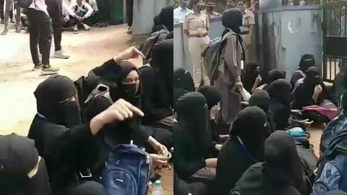 اسکول کے باہر احتجاج کرتیں طالبات، تصویر آئی اے این ایس