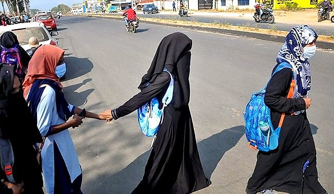 وہ امتحان چھوڑ سکتی ہیں، حجاب نہیں! دسویں جماعت کی کئی طالبات نے امتحان ترک کر دیا