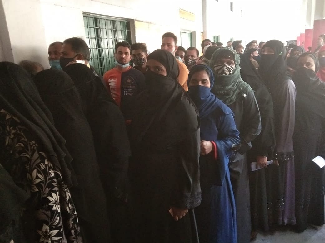 یوپی انتخاب: مراد آباد میں باحجاب خواتین کی بڑی تعداد نے کیا حق رائے دہی کا استعمال