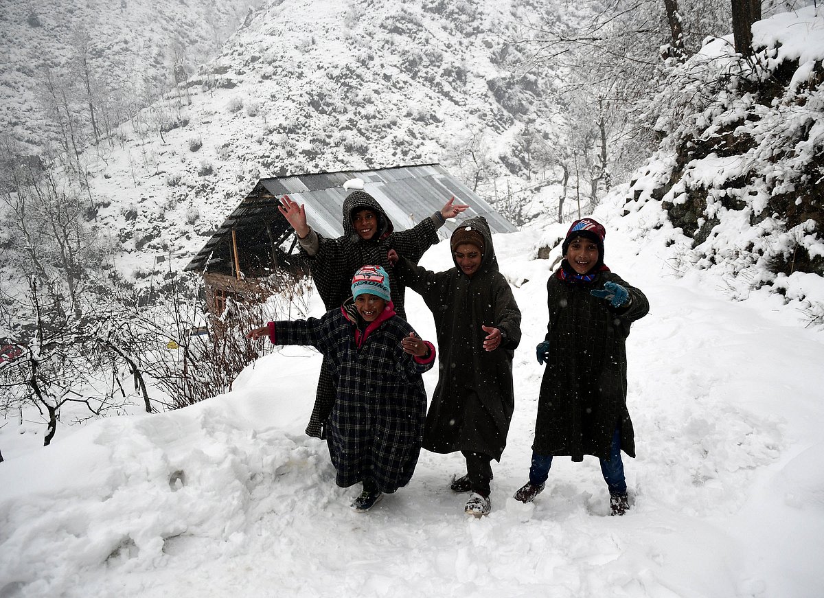کشمیر میں رک رک کر برف و باراں کا سلسلہ جاری