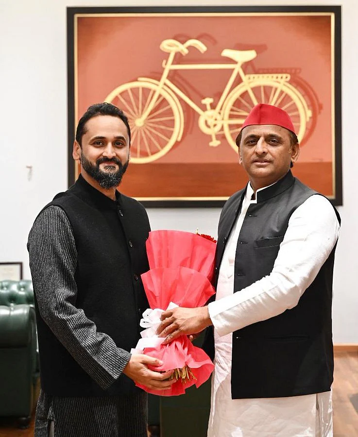 اکھلیش یادو کے ساتھ مینک جوشی