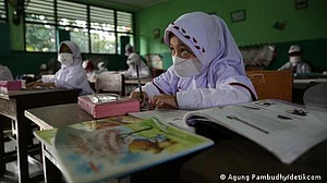 تیرہ کم سن بچیوں کا ریپ، انڈونیشی مدرسے کے پرنسپل کو عمر قید