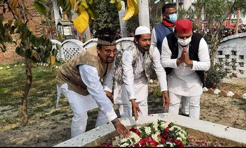 یوپی اسمبلی انتخابات: اکھلیش کی فتح پور میں سید قاسم حسن کی قبر پر حاضری، فضا مکمل طور پر تبدیل