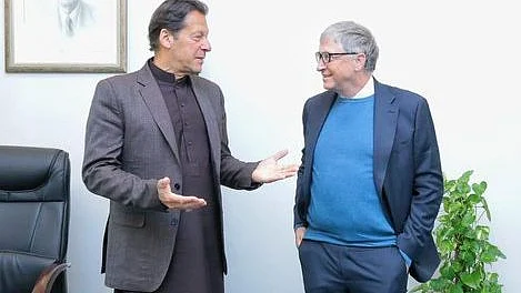 بل گیٹس سے گفتگو کرتے عمران خان / تصویر ٹوئٹر / @ImranKhanPTI