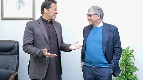 بل گیٹس سے گفتگو کرتے عمران خان / تصویر ٹوئٹر / @ImranKhanPTI