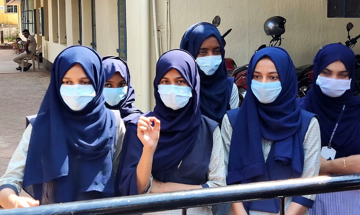 کرناٹک: ’جن طالبات کو حجاب پہن کر کلاس میں جانا ہے وہ کسی دوسرے کالج میں داخلہ لے سکتی ہیں!‘